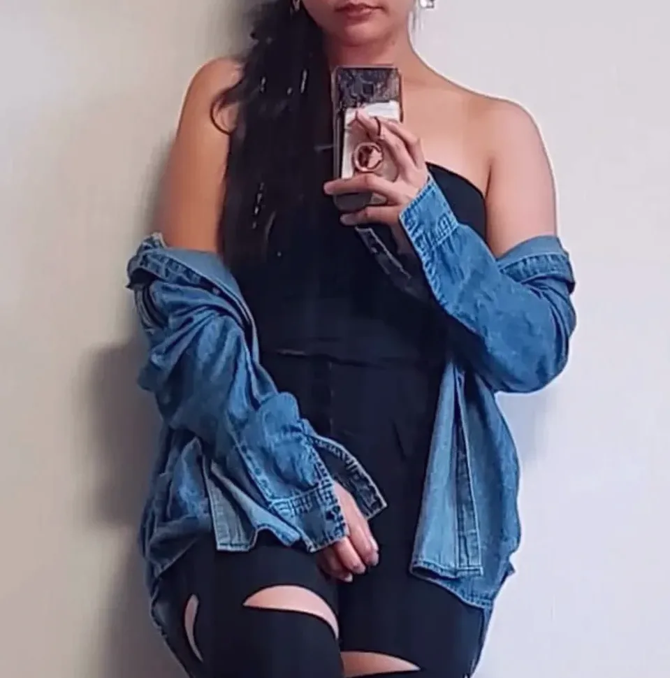 Larissa, 28